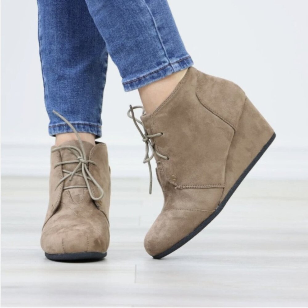 Unrated Size 8M Stylish Light Brown Faux Suede Wedge Heel Ankle Booties